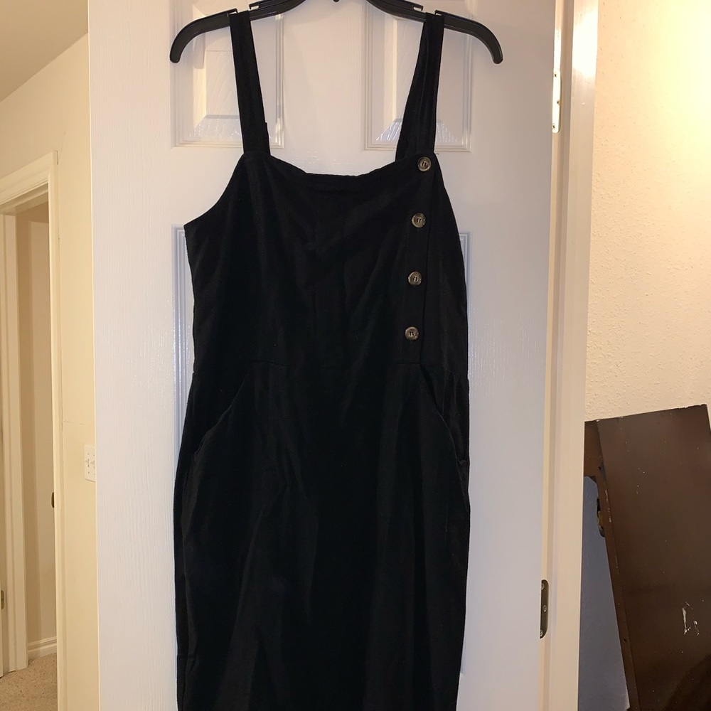 Super cute fitted black dress with pockets! Never worn!